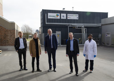 Outside the CBS1 facility. From left: Bo Jeppesen, AAU, special advisor to the Rector; Thomas Helmer Pedersen, associate professor and deputy head of the Advanced Biofuels research program (and of NGRF); Lars Christian Lilleholt, the Minister; Jacob Stoustrup, AAU, vice dean; Tahir Hussain Seehar, AAU, PhD student. Credits: AAU